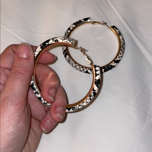 Snakeskin hoop earrings - Picture 2 of 2